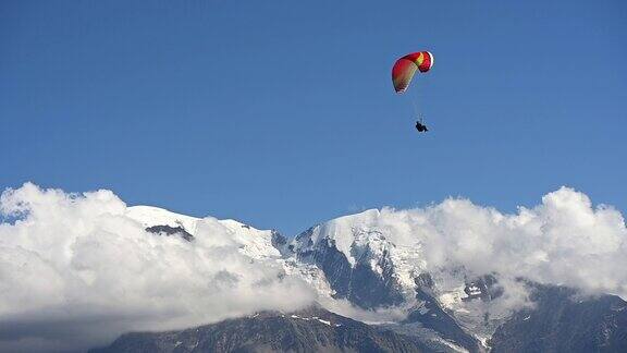 雪山上的滑翔伞享受飞行
