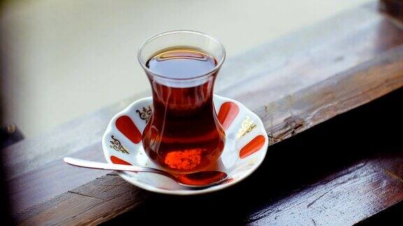 窗户上放着一杯土耳其茶