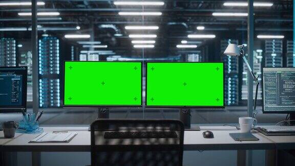 高技术数据中心服务器两个绿色屏幕的色度键显示在个人电脑上站在桌子上现代监控网络服务概念、云计算、网络安全