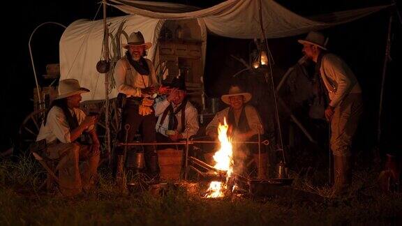 牛仔们围在篝火旁