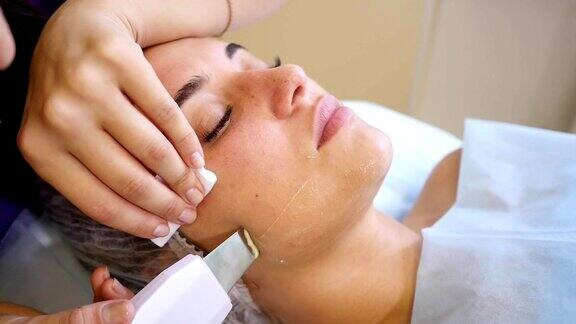 面部皮肤护理女人在做面部超声波清洁