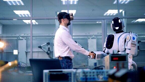 虚拟现实游戏概念工人和机器人握手致意