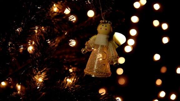 圣诞树上的圣诞装饰用散景灯