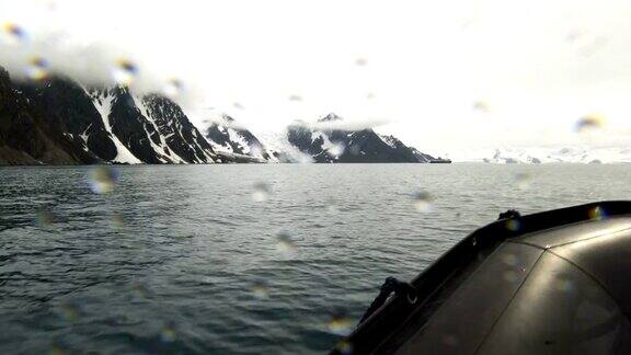 乘坐橡皮艇游览南极洲