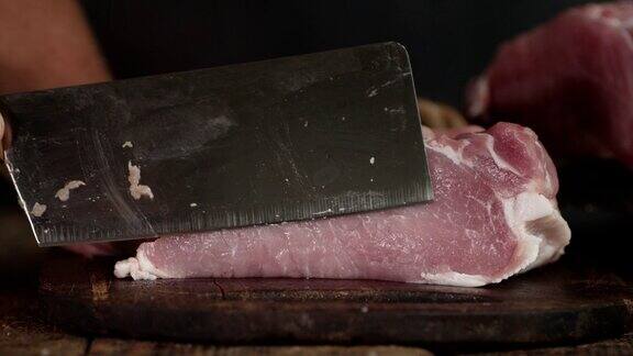 一把大刀放在一块生猪肉上