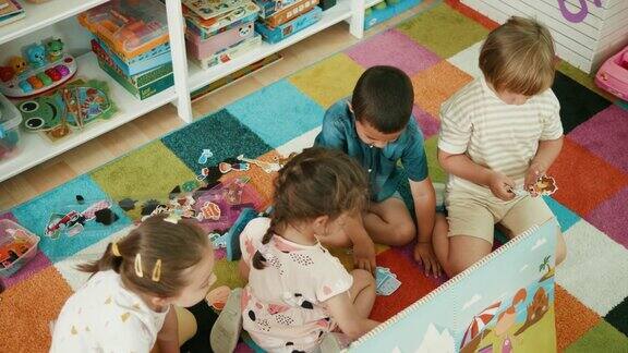 幼儿园的孩子们在地毯上玩耍的俯视图