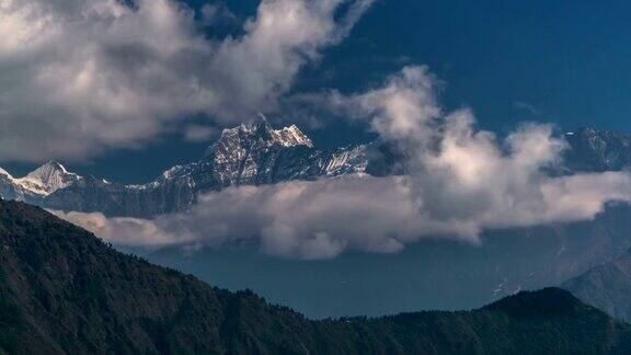 云在喜马拉雅山峰上移动