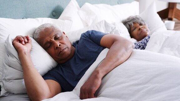 睡觉的老夫妇躺在床上慢镜头