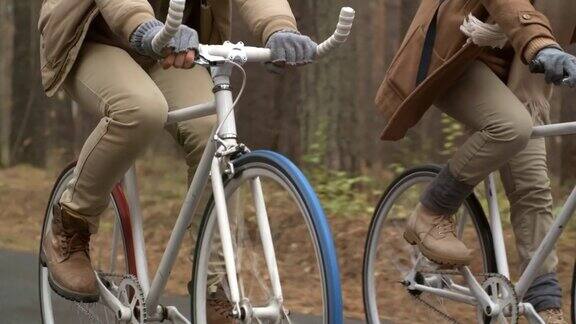 运动夫妇在秋天骑自行车