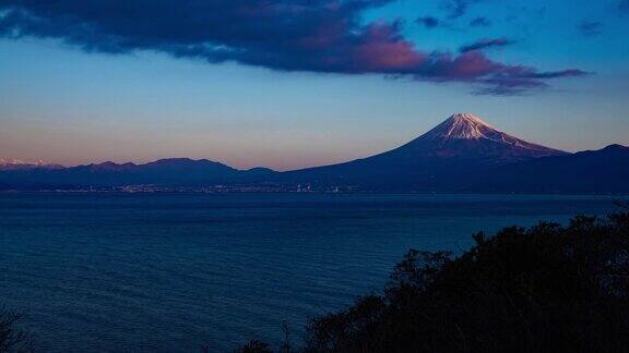 静冈县骏河海岸附近的富士山黎明时景