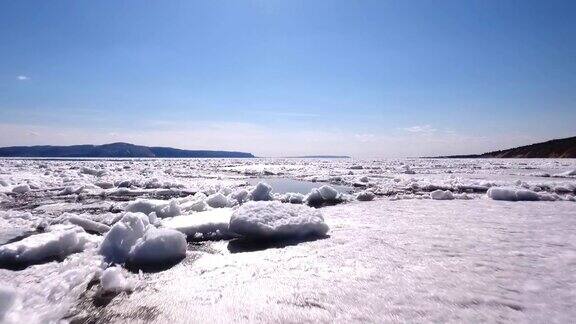 在一条冰冻的河上驾驶无人机冰冻的河上有水和冰