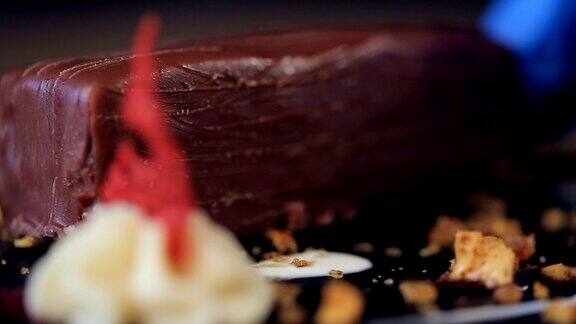 做甜点在盘子里放一块巧克力