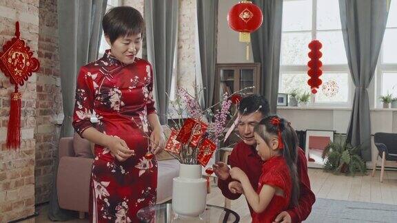 中国家庭为农历新年装饰树枝