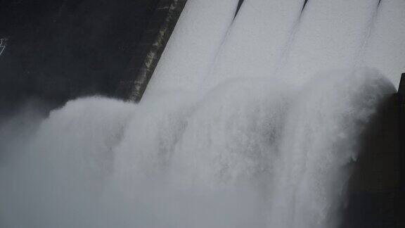 水从KhunDanPrakarnChon大坝的水闸溅起