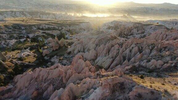 鸟瞰图红谷和玫瑰谷在日落卡帕多西亚土耳其