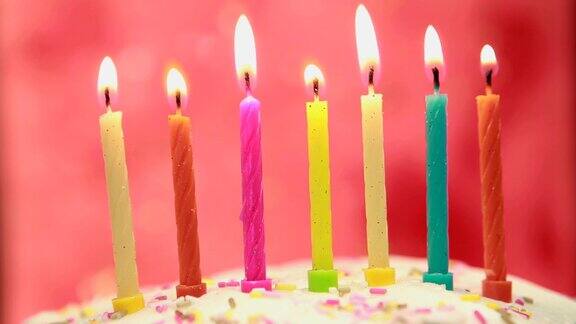 蛋糕上的生日蜡烛被点燃