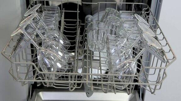把盘子玻璃杯酒杯放进洗碗机