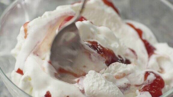 混合冰淇淋和草莓酱