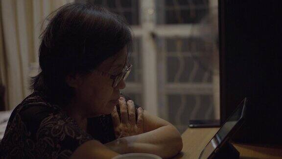 亚洲资深女性用平板电脑观看在线电影