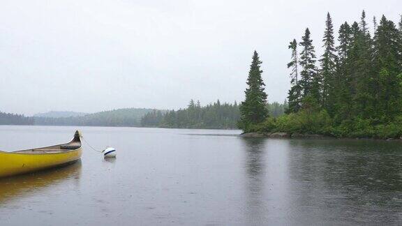 下雨天在湖上漂浮的独木舟国家公园德拉毛里西魁北克加拿大