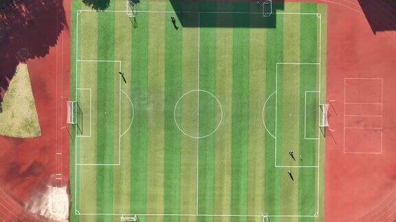 无人机鸟瞰上海足球场的人们