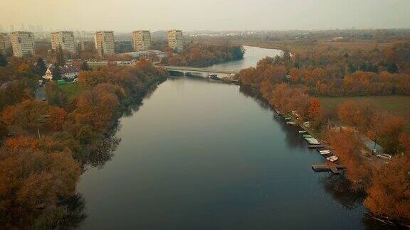 无人机鸟瞰图上的河流在城市