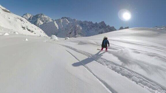追随:酷酷的滑雪女孩撕碎覆盖在加拿大山区的新雪