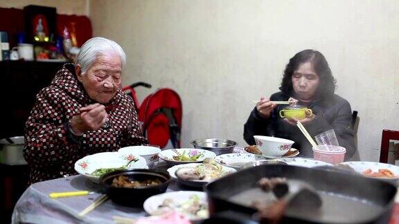 我奶奶吃午饭的时候