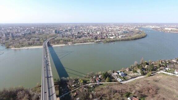 鸟瞰自由或自由桥(塞尔维亚-最slobode)在诺维萨德塞尔维亚与多瑙河城市街道和汽车驾驶的看法从上面