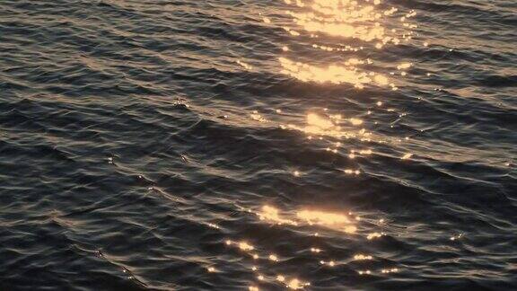 阳光在水面上闪闪发光