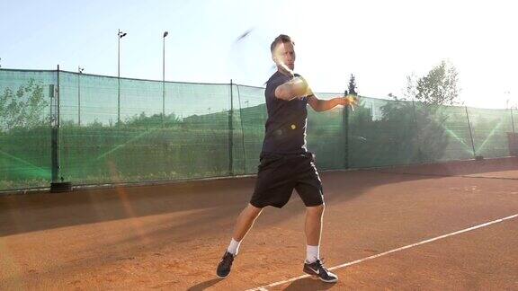 职业网球运动员用球拍击球