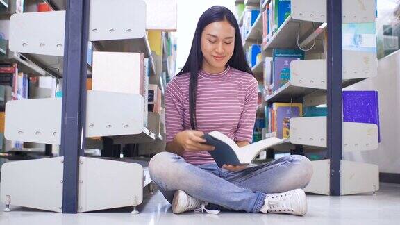 年轻的亚洲学生女孩在大学图书馆看书教育和学校