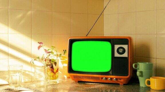 复古电视在厨房柜台与彩色键屏幕