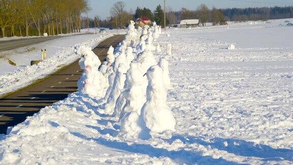 村子的路边有许多雪人