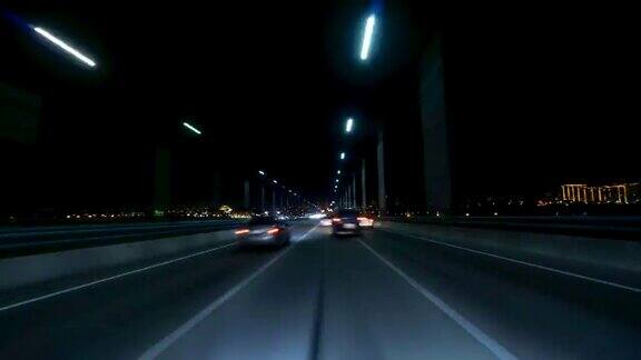 行车记录仪POV高速汽车在夜间城市道路上行驶