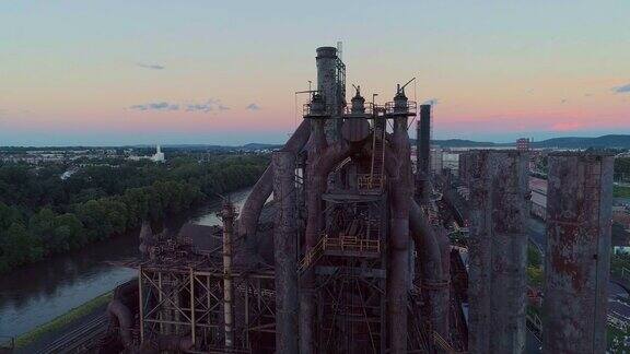 在宾夕法尼亚州伯利恒历史悠久的钢铁厂被改造成现代文化中心无人机视频与轨道摄像机运动