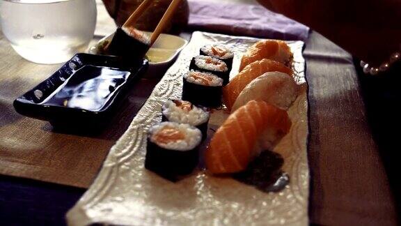 用筷子吃寿司