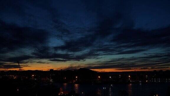 夕阳照耀着金角湾俄罗斯符拉迪沃斯托克