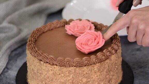 糕点师用奶油花来装饰蛋糕