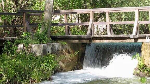 克罗地亚Krk国家公园横跨小溪的木桥