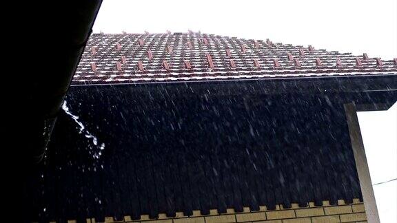 SLOMO房子屋顶在暴雨中