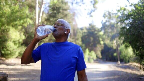 高级非裔美国人饮水