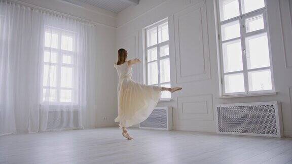 芭蕾舞演员在一个明亮的舞厅跳舞慢镜头