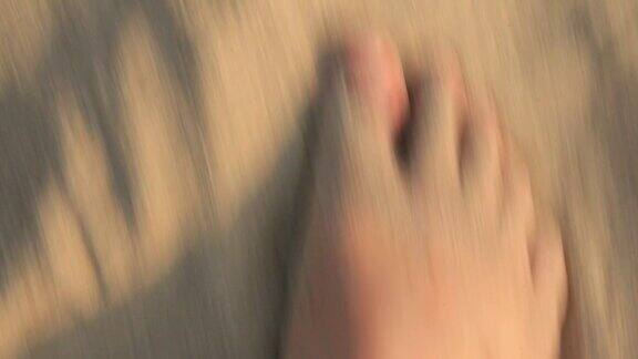 脚走在沙滩上