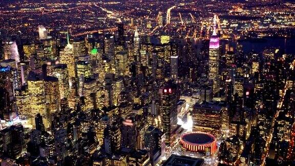 纽约市大都市高层建筑的城市景观夜晚灯光