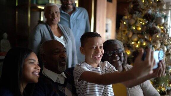 圣诞节期间一家人在家里用智能手机视频通话