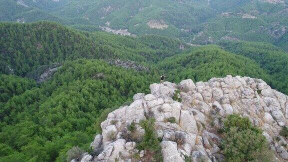 旅行者背包看山顶鸟瞰图