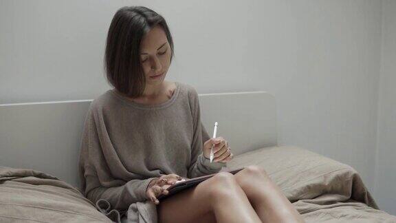 女人拿着药片在床上思考