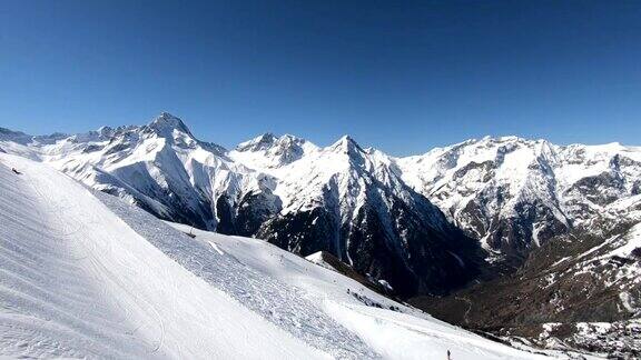 法国阿尔卑斯山滑雪坡的美丽景色