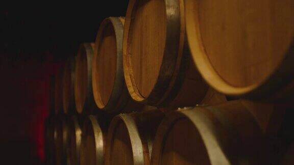 在大仓库里存放陈年葡萄酒桶发酵酒工艺